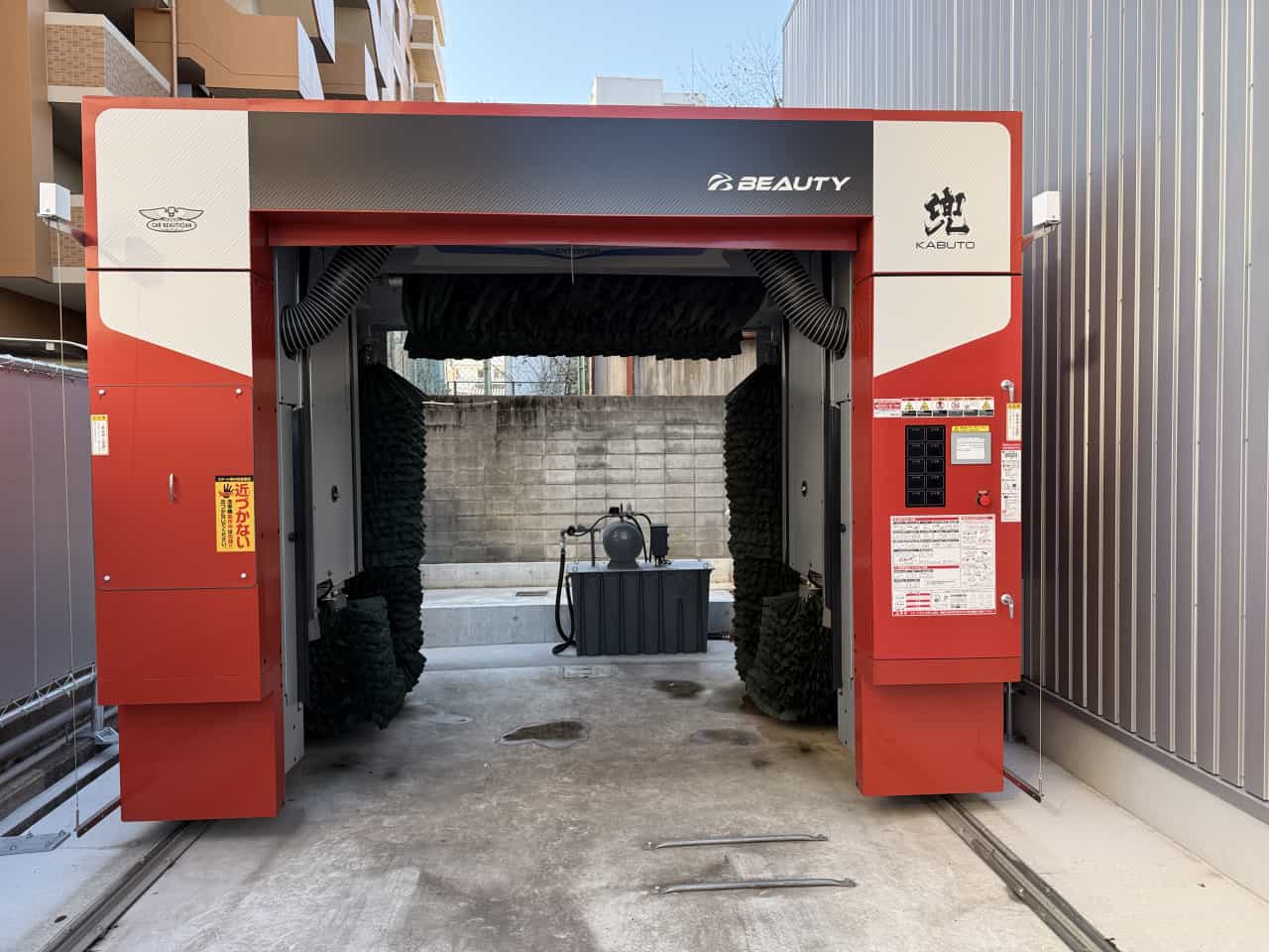 赤いデザインが目を引く門型自動洗車機「兜」