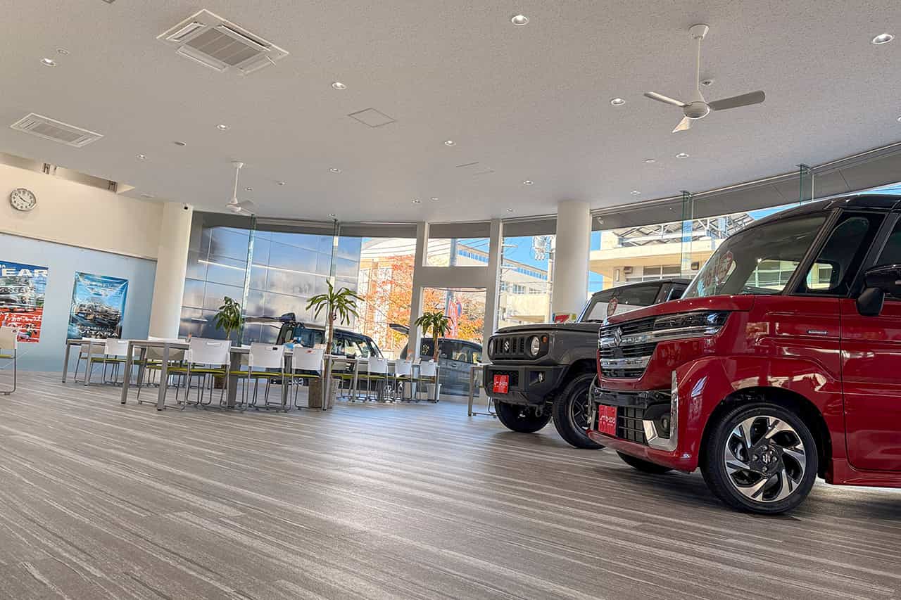 エムアンドエム姫路南店の展示車とショールーム内観