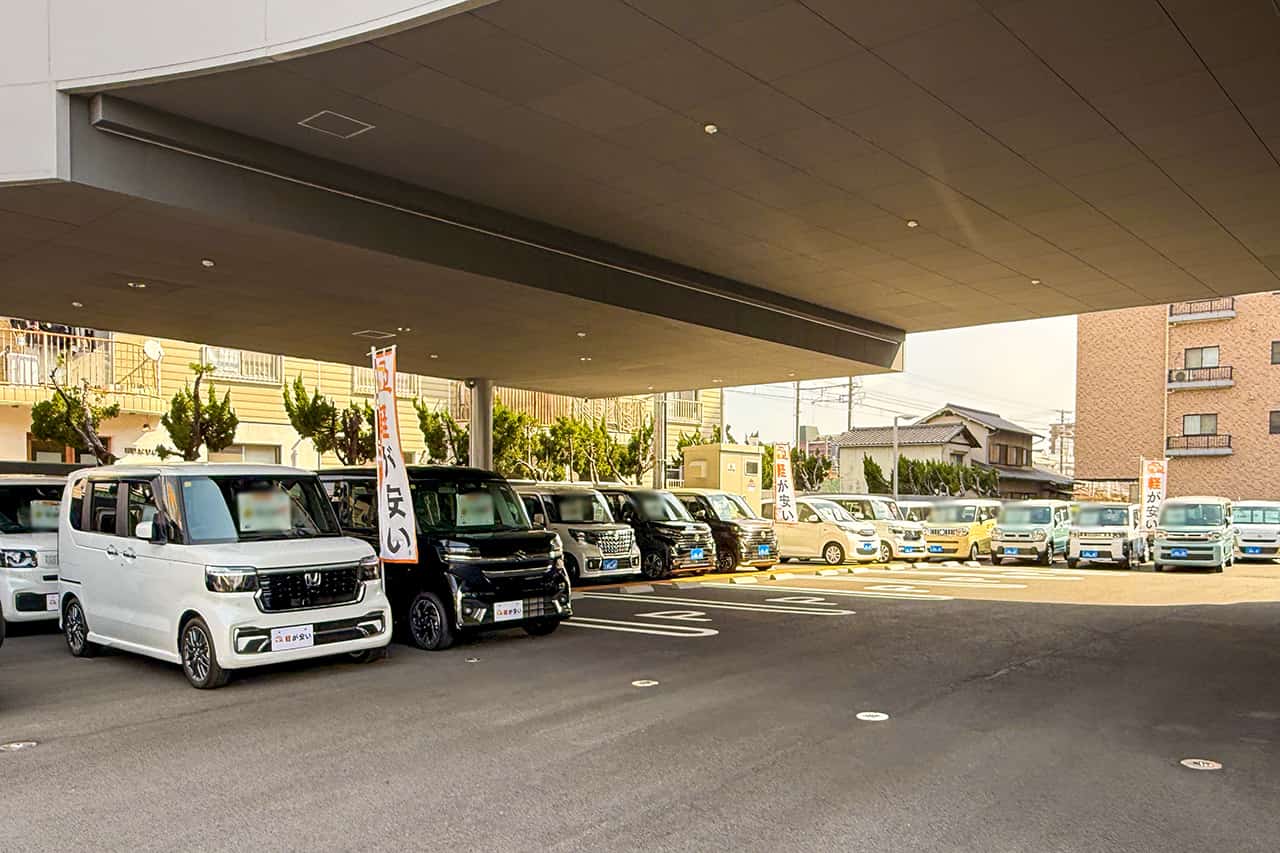 屋根付きの展示場に並ぶ色とりどりの軽自動車