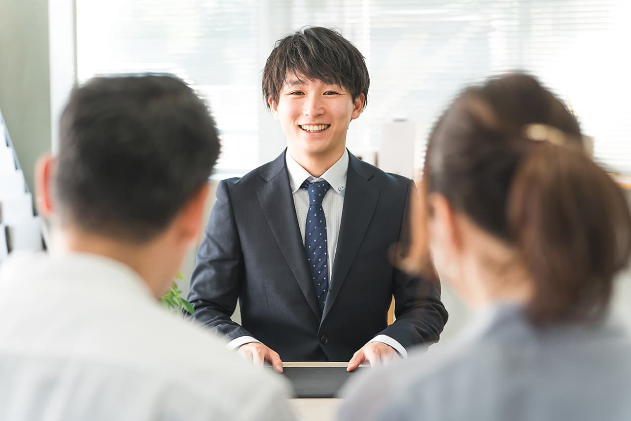 ご夫婦に説明をしている保険アドバイザー