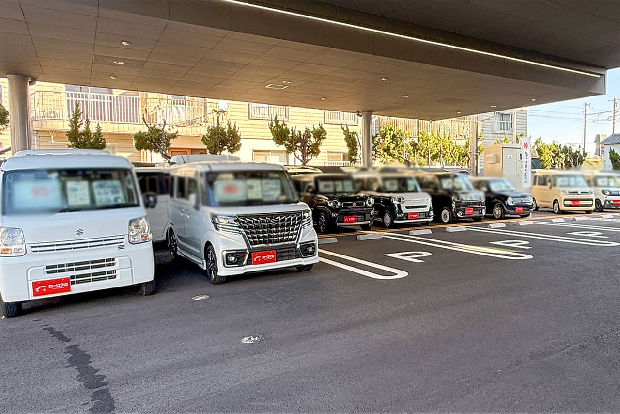 エムアンドエム姫路南店の中古車が展示されている